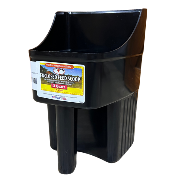 Enclosed Plastic Feed Scoop | 3 Quart